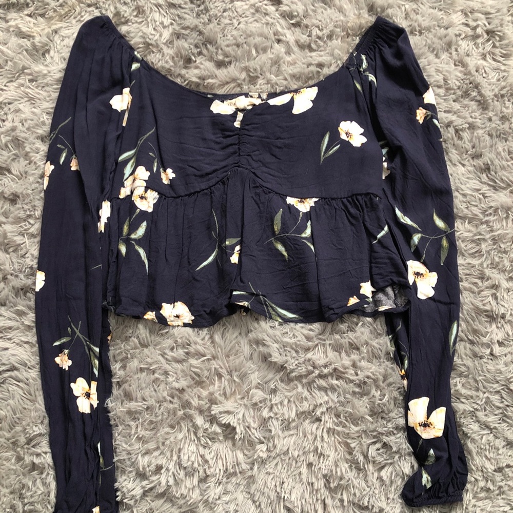 Long sleeve crop top.